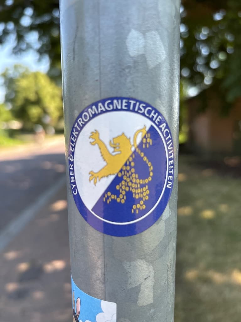 Cyber en elektromagnetische activiteiten sticker in Oosterbeek