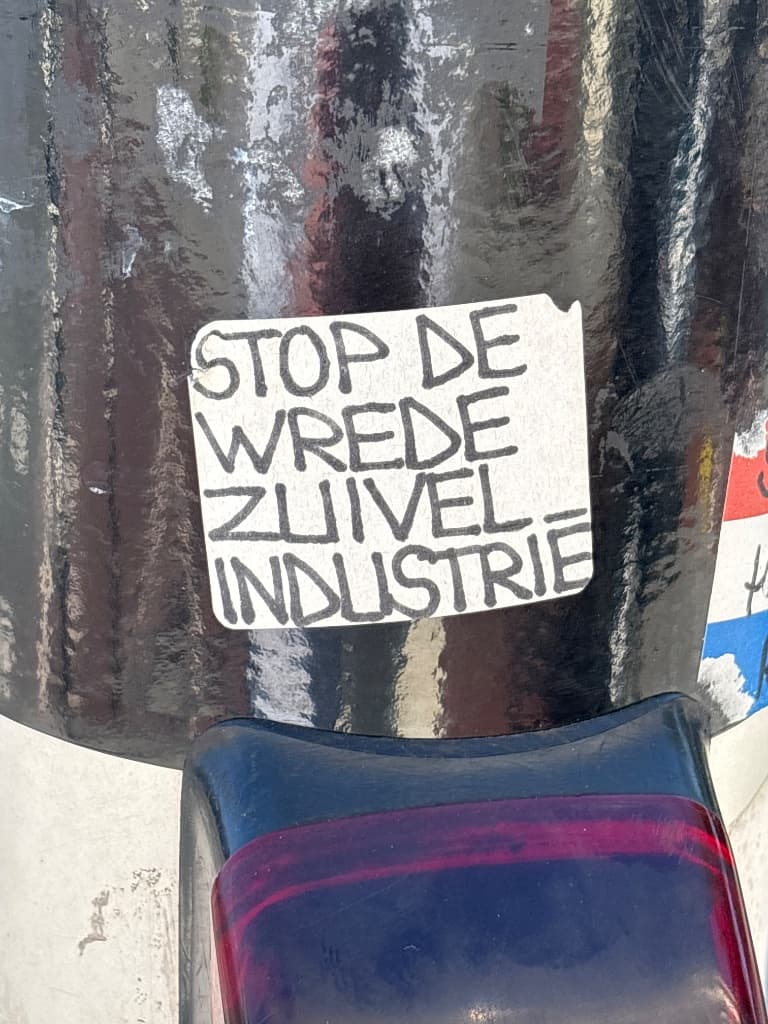 Stop de wrede zuivelindustrie sticker in The Hague
